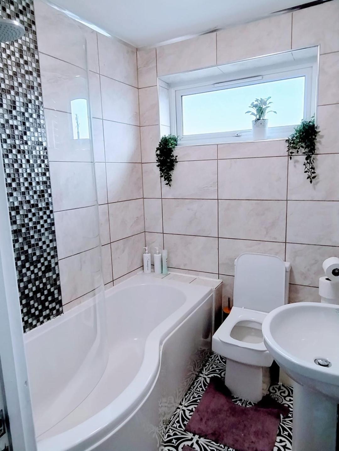 Spacious House In Central Манчестер Экстерьер фото